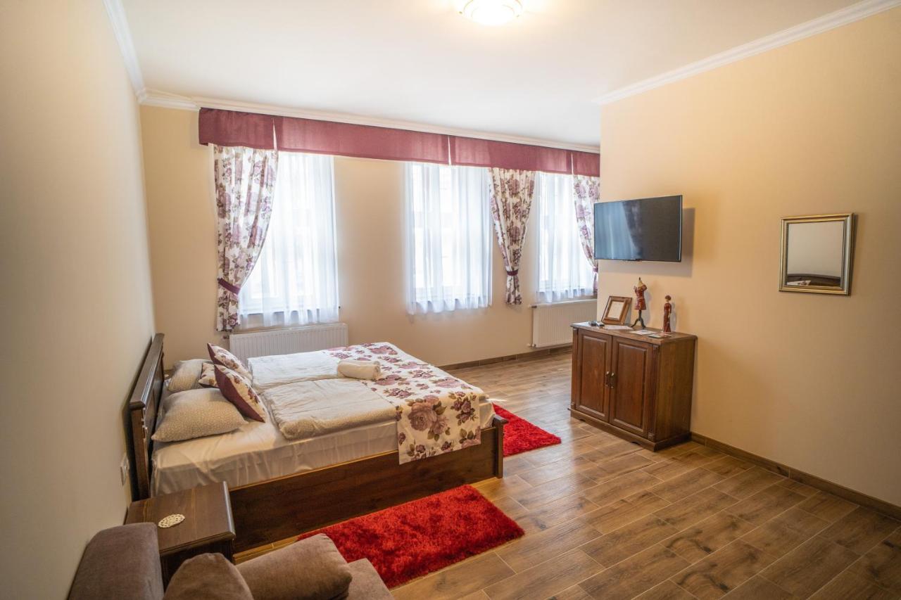 Toscana Apartman Gyula Exteriör bild