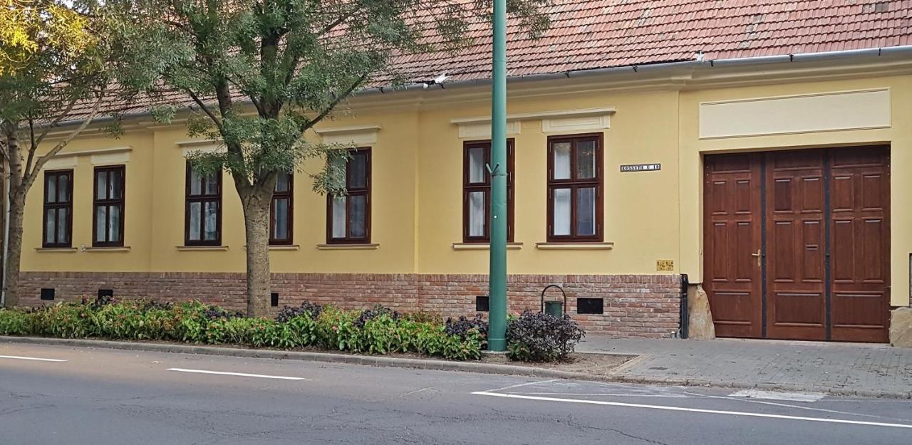 Toscana Apartman Gyula Exteriör bild