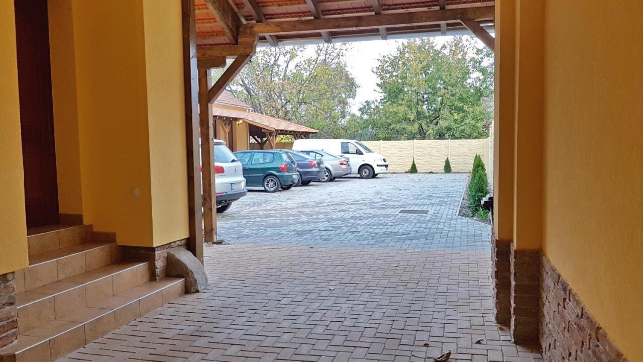 Toscana Apartman Gyula Exteriör bild