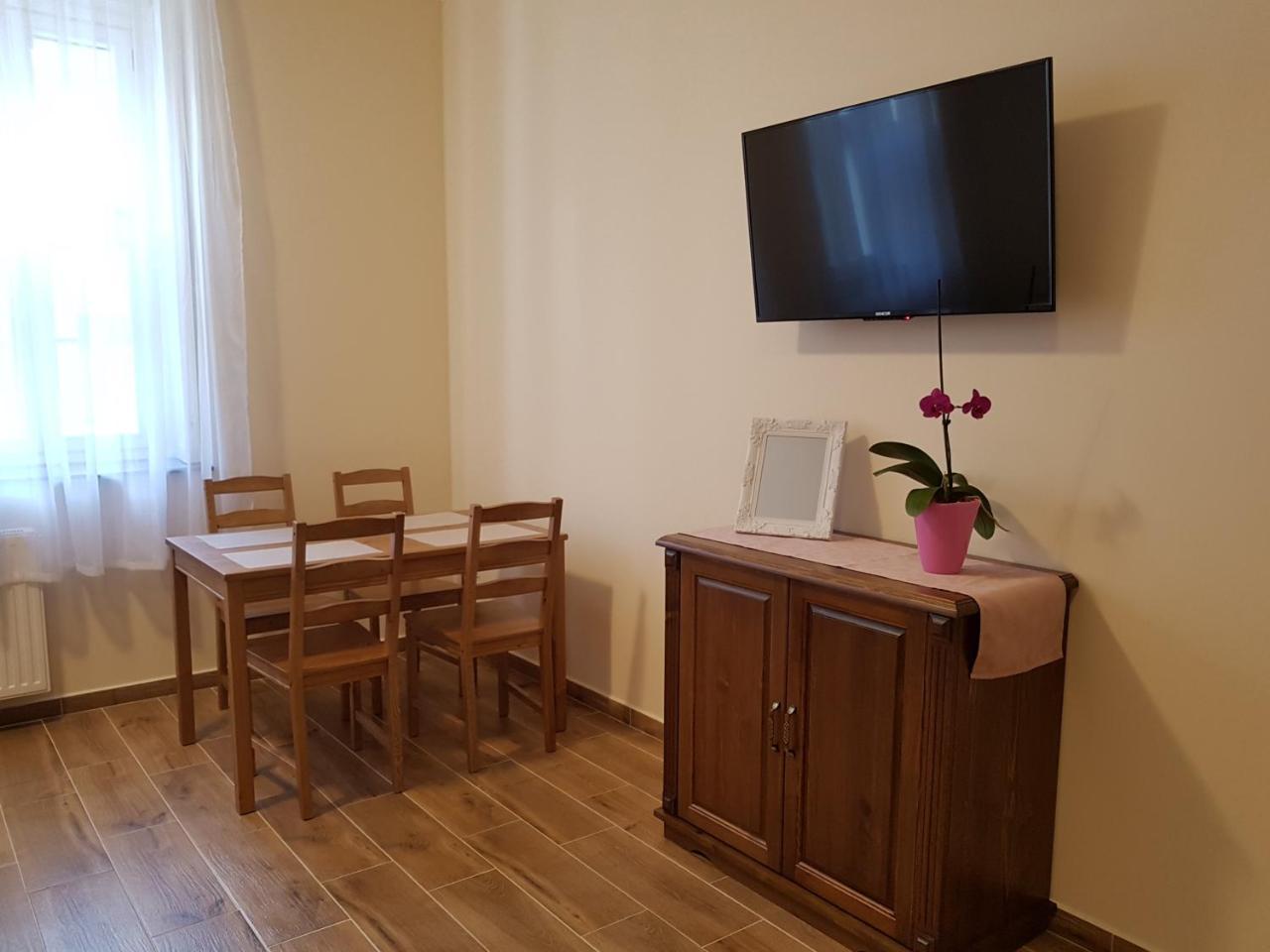 Toscana Apartman Gyula Exteriör bild