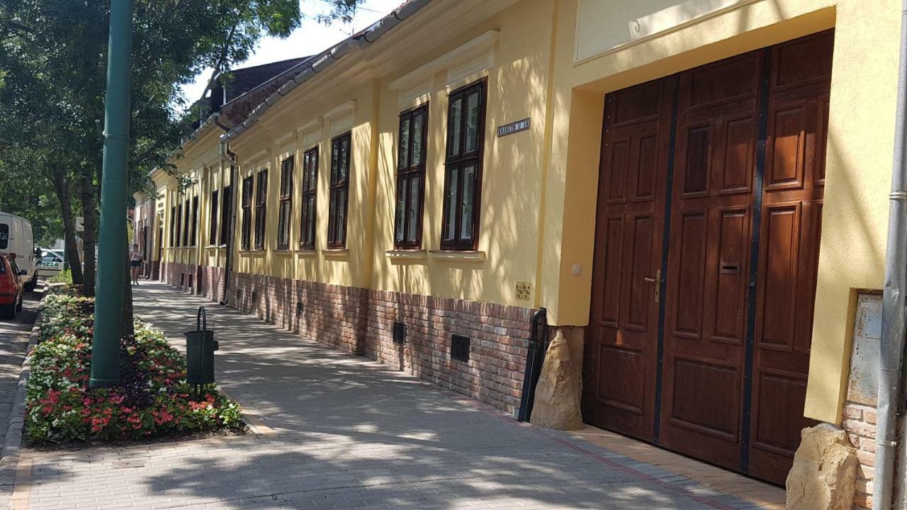 Toscana Apartman Gyula Exteriör bild
