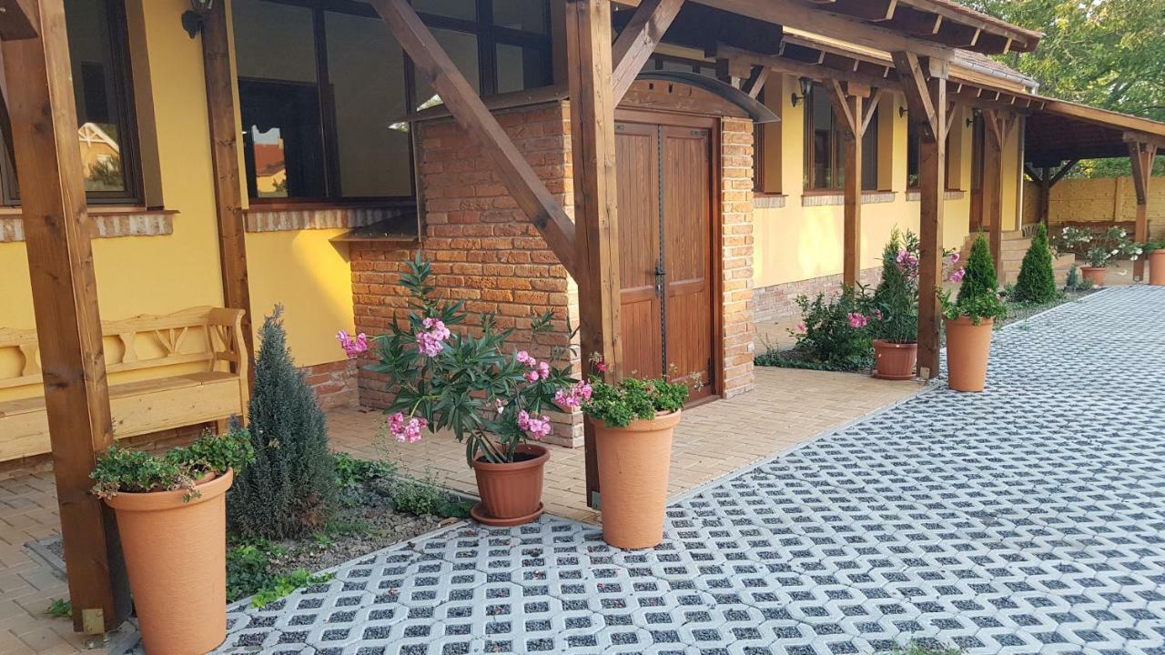 Toscana Apartman Gyula Exteriör bild
