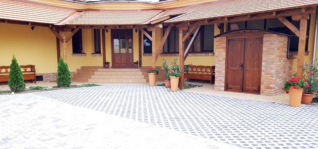 Toscana Apartman Gyula Exteriör bild
