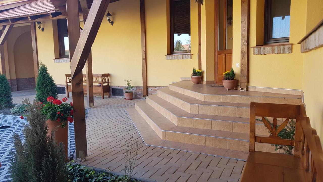 Toscana Apartman Gyula Exteriör bild
