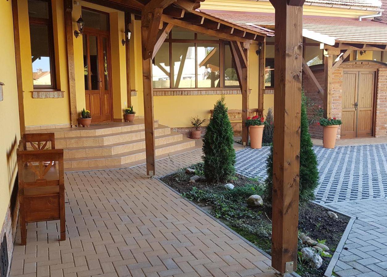 Toscana Apartman Gyula Exteriör bild